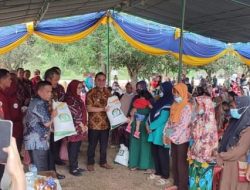 Pj Bupati Banyuasin Serahkan Langsung Bantuan Beras 243 KPM DI Kelurahan Kedondong Raye