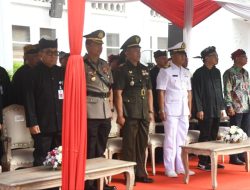 W.s Kasdim 0825/Banyuwangi Kapten Inf Mustohir didampingi Ibu Hadiri Upacara Hari Jadi Provinsi Jawa Timur Ke-78 Di Kantor Bupati Banyuwangi