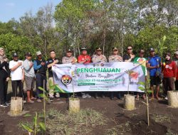 Perbaiki Iklim, Polisi di Banyuwangi Tanam Pohon Bibit Mangrove