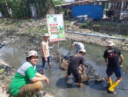 Peringati Sumpah Pemuda Puluhan Anggota KNPI Giat Bakti Sosial Bersihkan Sungai Slatri