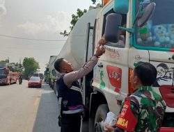 Aksi Humanis Polisi Bagikan Nasi Bungkus Kepada Sopir, Saat Terjebak Macet Jalur Pantura