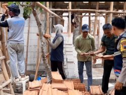 Tradisi Sambatan,  Bhabinkamtibmas Polsek Tlogowungu Pati Lestarikan Budaya Gotong Royong Renovasi Rumah Warga