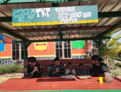 Momen Kebersamaan Prajurit Tri Dharma dan Anak-anak Intan Jaya Di Terminal Kenyang Pintar (TKP) Pos Mamba
