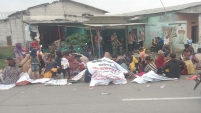 Eks Warga Irigasi Desa Rawa Burung Kosambi Beesatu Melakukan Orasi Demo Untuk Menuntut Kebijakan Hak Mereka