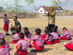 Kunjungi Taman Kanak Kanak, Serma Puryanto Kenalkan Tentang Tugas TNI Kepada Puluhan Murid