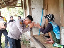 Hidup Sebatangkara, Emak Iti Lansia Kampung Cimande Dapat Bantuan dari Kapolres Sukabumi