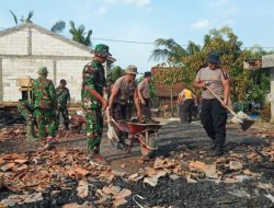 TNI-Polri di Grobogan Karya Bhakti Bersihkan Rumah Korban Kebakaran Desa Mangin Karangrayung