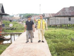 Pj. Bupati Banyuasin H. Hani Syopiar Rustam, SH Turun langsung Tinjau Penanggulangan Banjir Di Boom Berlian