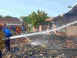 Diduga Korsleting Listrik,  Rumah dan Motor Milik Warga Grobogan Hangus Terbakar