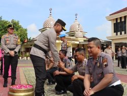 Tradisi Siraman, Usai 100 Polisi di Grobogan Ikuti Upacara Kenaikan Pangkat Reguler, Ini Pesan Kapolres !