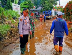 Sinergitas POLRI-TNI  Gelar Karya Bakti Bersihkan Sampah dan Lumpur Diwilayah Bekas Dampak Banjir  Dayeuhkolot
