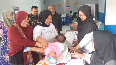 Sukseskan Pekan Imunisasi Nasional Polio, Babinsa Bandungrejosari Lakukan Pendampingan