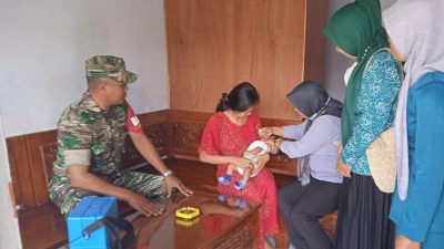Babinsa 0818/15 Dampit Dukung Suksesnya Pekan Imunisasi Nasional Polio