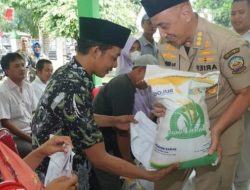 Bupati Bangkalan Ikut Menyalurkan Bantuan Beras Untuk Masyarakat Tidak Mampu