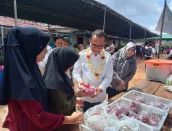 Hani S.Rustam Turun Langsung Melayani dan Pantau  Pasar Murah