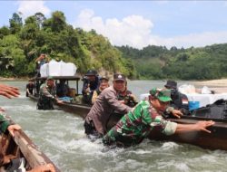 Perjuangan Mengejar Pemilu, TNI-Polri Distribusikan Logistik Pemilu 2024 di Pedalaman Kabupaten Aceh Timur