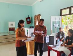 Penjabat Bupati Murung Raya Hermon, Berpartisipasi  Pemilu 2024 Turut Mencoblos di TPS 044