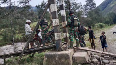 Cerita Prajurit 300 Siliwangi Sebrangkan Motor Warga di Jembatan Gantung Mayuberi Papua