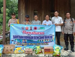 PT. Indumoro Kencana Bersama Unsur Tripika Salurkan Bantuan Banjir di Kelurahan Tumbang Lahung