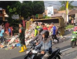 Kemacetan Panjang Akibat Truk Sampah Terguling Didepan SDN 1 Lembur Sawah