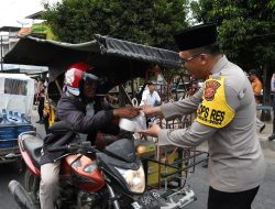 Polres Aceh Timur Bagikan 500 Takjil Buka Puasa Kepada Masyarakat Dan Pengguna Jalan