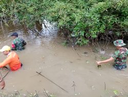 Menyatu Dengan Alam, Babinsa Kodim 1002/HST Bersama Warga Mandingin dan Kias Bersihkan Aliran Sungai