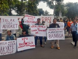 Berhadapan, Aksi Masa Pro dan Kontra Hak ANGKET Di Depan Grahadi