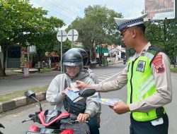 Sosialisasi Keselamatan dalam Berlalu Lintas, Sat Lantas Polres Pekalongan Bagikan leaflet dan Stiker kepada Pengguna Jalan