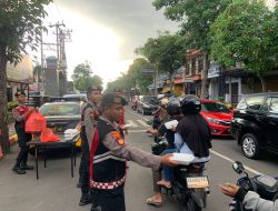 Ramadhan Berkah Polres Tulungagung Berbagi Takjil Jelang Buka Puasa