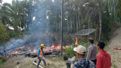 Bersama Warga Anggota Polsek Serbajadi Bantu Padamkan Api Membakar Rumah Warga Peunaron