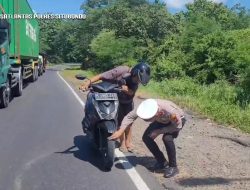 Mudik Lebaran, Polisi di Situbondo Siapkan Layanan Patroli Tambal Ban Gratis di Jalur Hutan Baluran