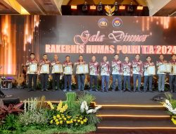 Surabaya – Kabid Humas Polda Sumsel Kombes Pol Sunarto menerima penghargaan sebagai Juara 1 Amplifikasi berita Terbanyak media Hab, SPIT dari seluruh Polda jajaran Se – Indonesia