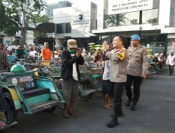 Tebar Kebahagiaan, Kapolrestabes Surabaya     Sarapan Bareng Dan Berbagi Sembako Dengan Abang Becak