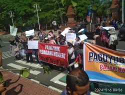 Sejumlah Paguyuban Pedagang Pasar Di Trenggalek Melakukan Aksi Demo Tuntut Penurunan Retribusi Pasar