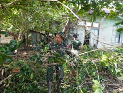 Cegah Banjir dan Sarang Nyamuk, Kodim 1002/HST Gotong-royong Bersihkan Asrama Komplek Beringin