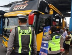 Aparat Periksa Bus Antarkota Provinsi di Terminal Minak Koncar Lumajang