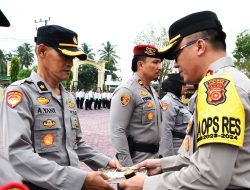 Kapolres Aceh Timur Beri Penghargaan pada Anggota Berprestasi