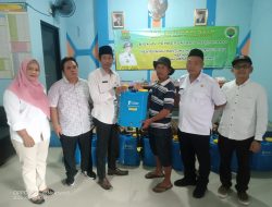 Tingkatkan Produktivitas, Kelompok Tani Desa Jatiwaringin Dapat Bantuan Alat Semprot Padi