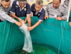 Kalapas Banjarmasin Gelar Pembinaan WBP Produktif Budidaya Ikan dengan Tebar Ratusan Bibit Lele dan Nila