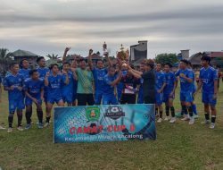 Penyerahan Piala Oleh Bupati Kutai Timur Kepada Tim Kesebelasan PERSENSI FC Mantri Kipli