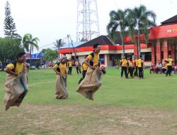 Perlombaan Balap Karung Dan Tarik Sarung Yang Dibuka Oleh Wakapolres Banyuasin Berlangsung Meriah