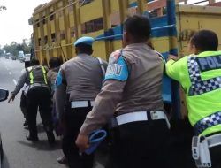 Anggota Polres Lumajang Cepat Tanggap, Bantu Mendorong Truck Mogok di Jalan Raya
