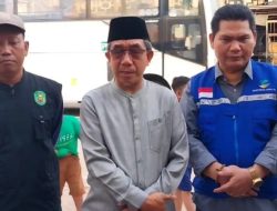 Bupati Bersama Kadinsos Kutim Serahkan Bantuan Kepada Warga Korban Paska Kebakaran di Sangatta Utara