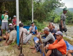 Puluhan Petani Desa Pruwatan  Bumiayu  Brebes  Kerja Bakti Membuat Bendung Dengan Karung  Berisi Pasir di Sungai Pemali