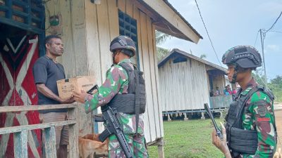 Tunjukan Perhatiannya, Satgas Yonif 310/KK Berikan Bantuan Duka Cita