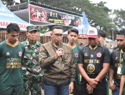 Komandan Kodim 0825 Banyuwangi Berikan Semangat Pertandingan Turnamen Bupati Cup pada Mitra TNI di Lapangan Maron Genteng