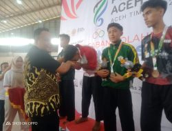 Pj Sekda Aceh Timur Serahkan Hadiah Medali Emas Kepada Atlet Pencak Silat Putra Aceh Timur di Event POPDA ke-XVII