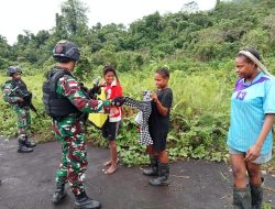 Warga Kampung Kemyoin, Tersenyum Bahagia Saat Satgas Yonif 310/KK Bagikan Puluhan Pakaian