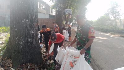 Babinsa Koramil 0607-10 Karya Bakti Pembersihan Jalan Bersama Warga