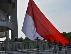 Pemko Langsa Kibar Bendera Merah Putih Raksasa Wujud Semarak HUT RI ke 79